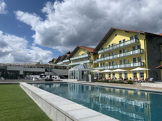 Traumhaft der neue Infinity Sky Pool des Angerhof in Sankt Englmar im Bayerischen Wald ©Hotel Angerhof